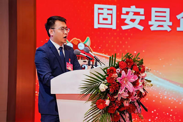 县委书记韩金虎宣读获奖企业名单，并为其业颁奖